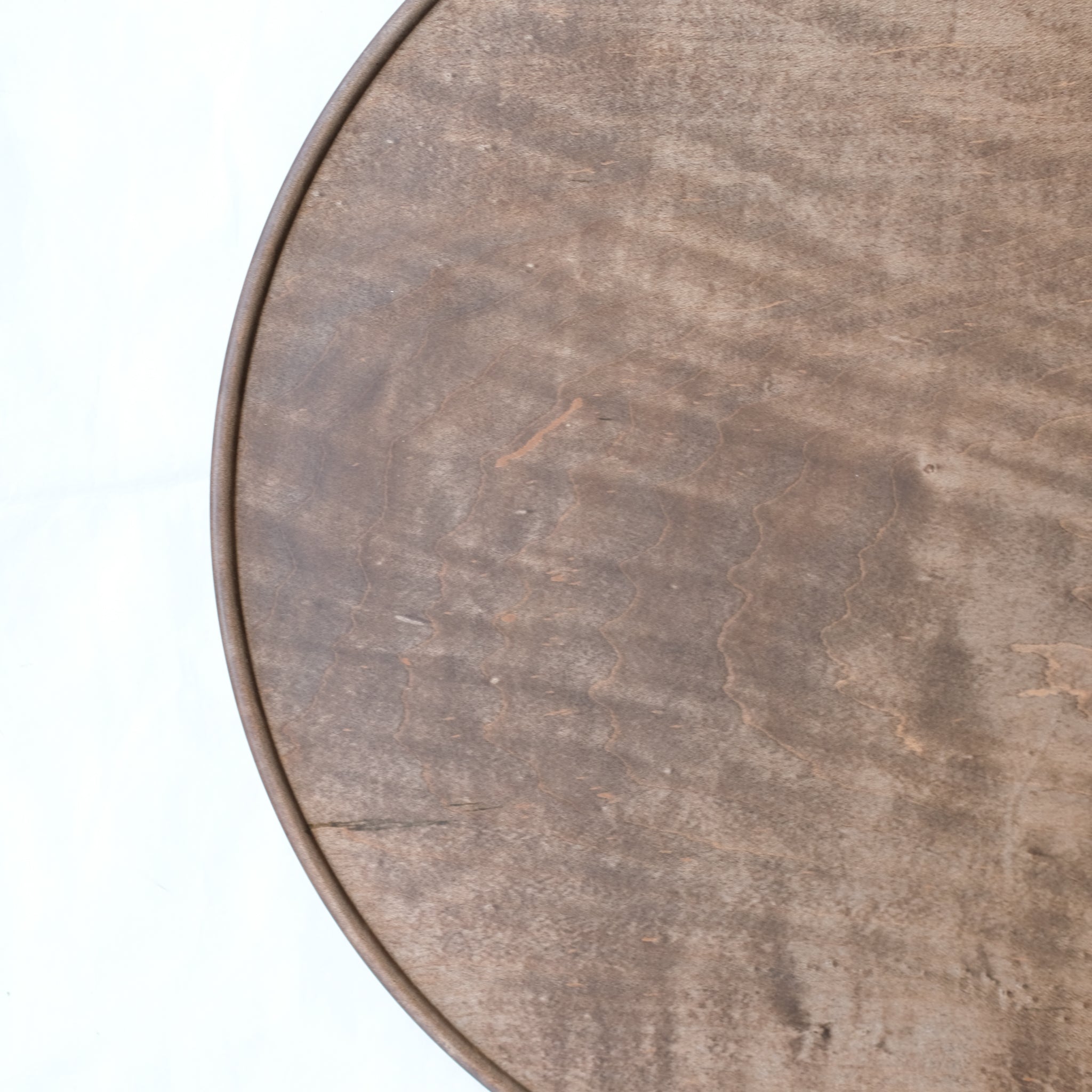 Plateau en érable japonais D 33cm - marron de Yu Uchida chez Brutal Ceramics