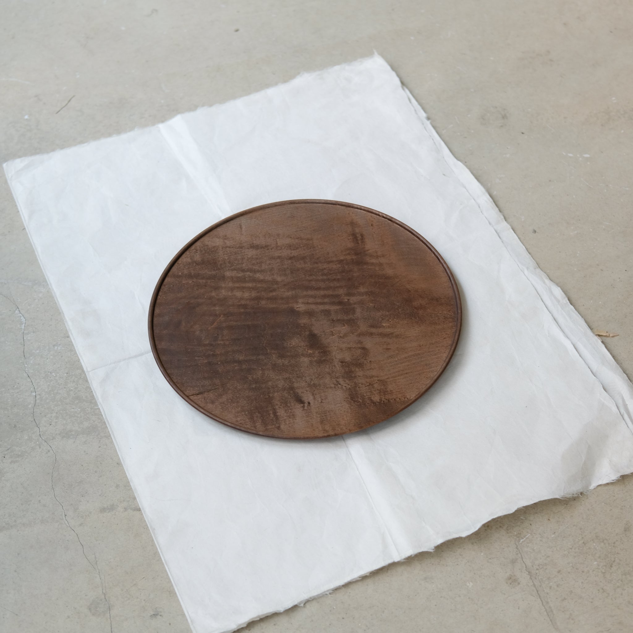 Plateau en érable japonais D 33cm - marron de Yu Uchida chez Brutal Ceramics