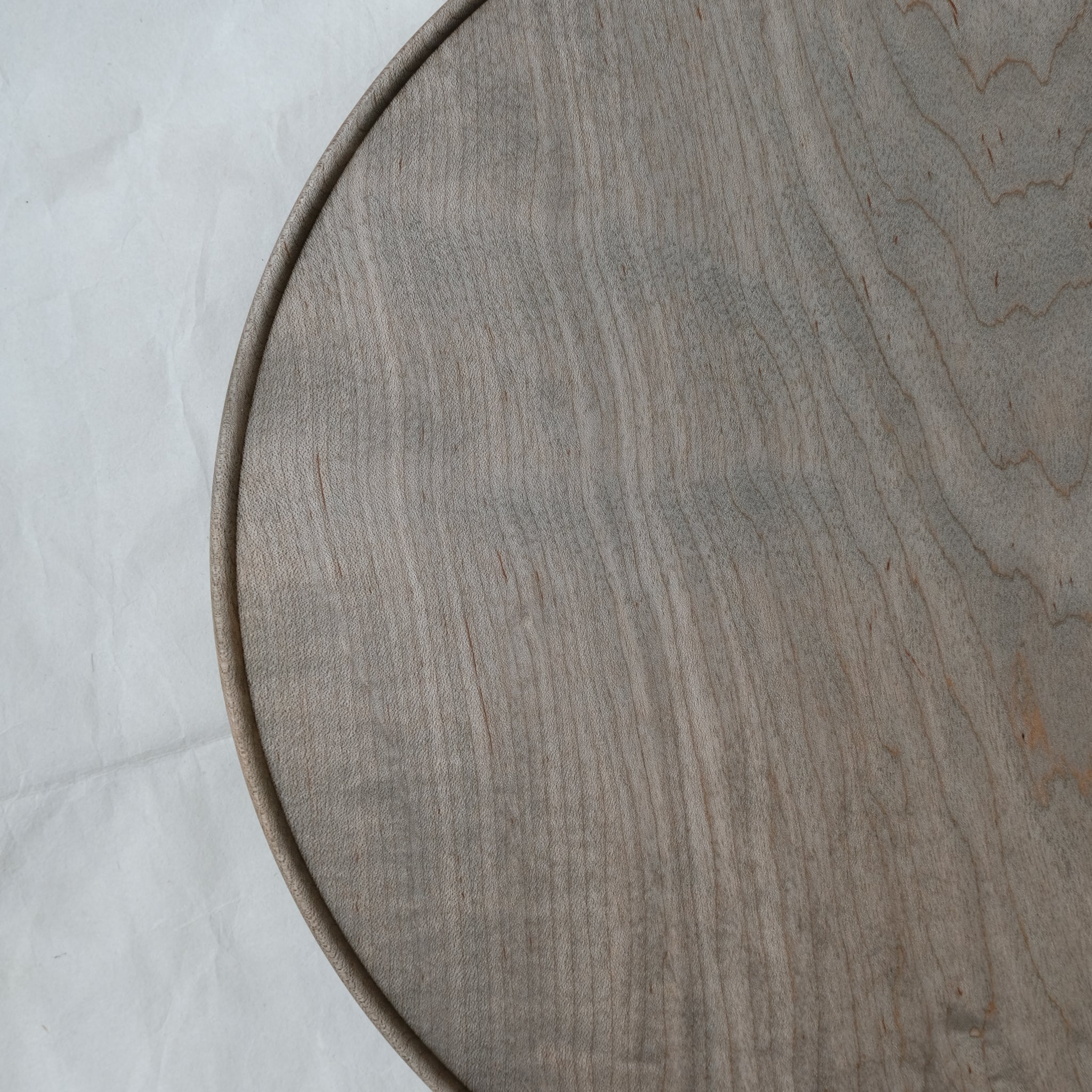 Plateau en érable japonais D 33cm - gris brun de Yu Uchida chez Brutal Ceramics