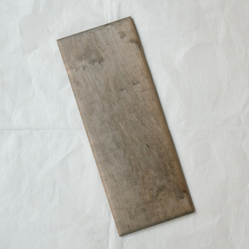 Plateau rectangulaire M en érable japonais L 34cm - gris brun de Yu Uchida chez Brutal Ceramics