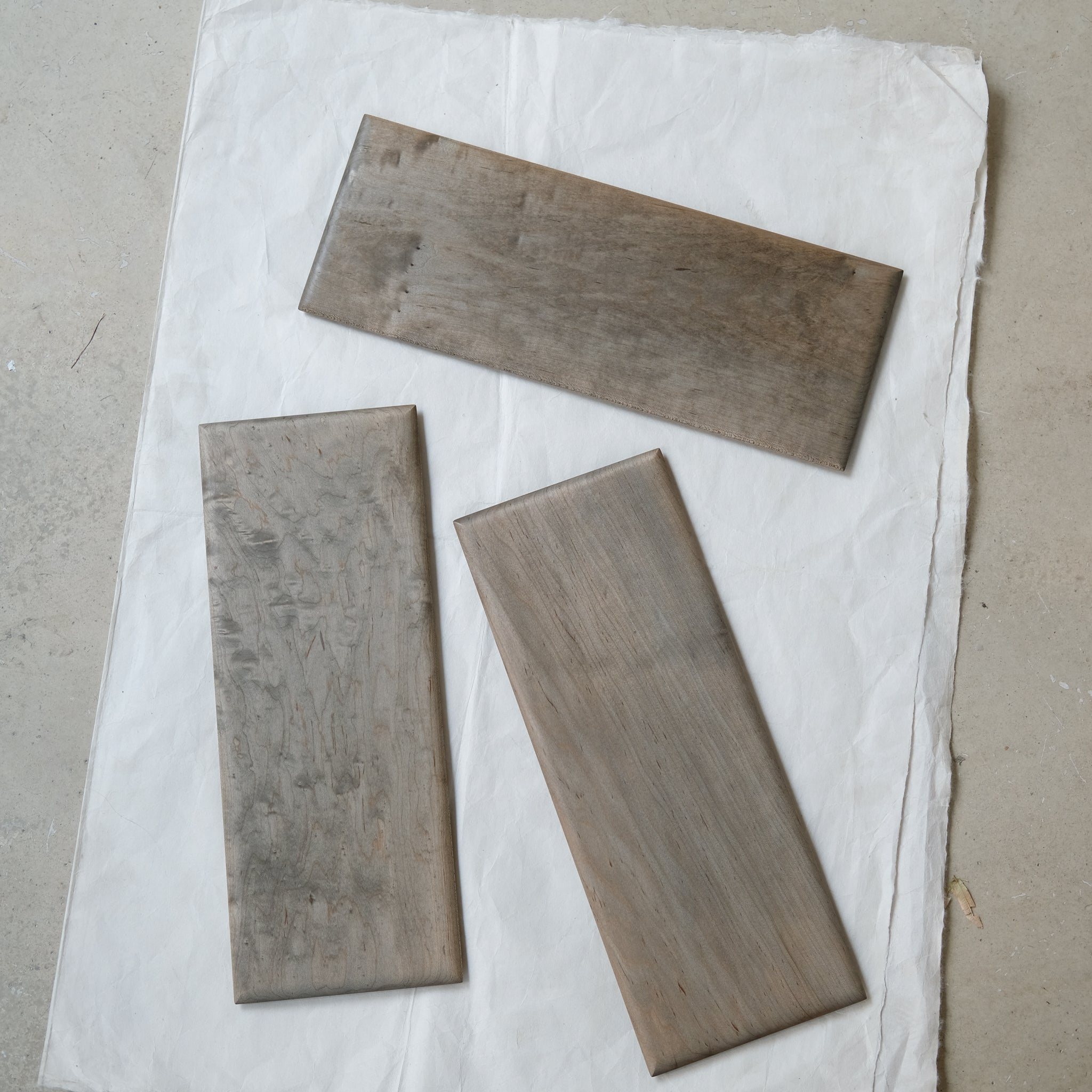 Plateau rectangulaire M en érable japonais L 34cm - gris brun de Yu Uchida chez Brutal Ceramics