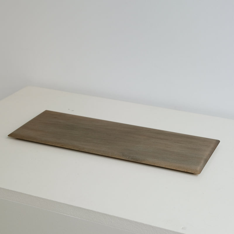 Plateau rectangulaire M en érable japonais L 34cm - gris brun de Yu Uchida chez Brutal Ceramics