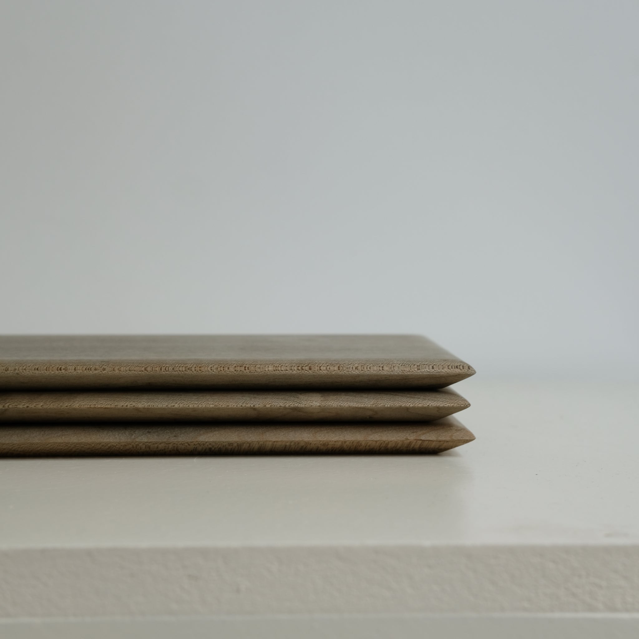 Plateau rectangulaire M en érable japonais L 34cm - gris brun de Yu Uchida chez Brutal Ceramics