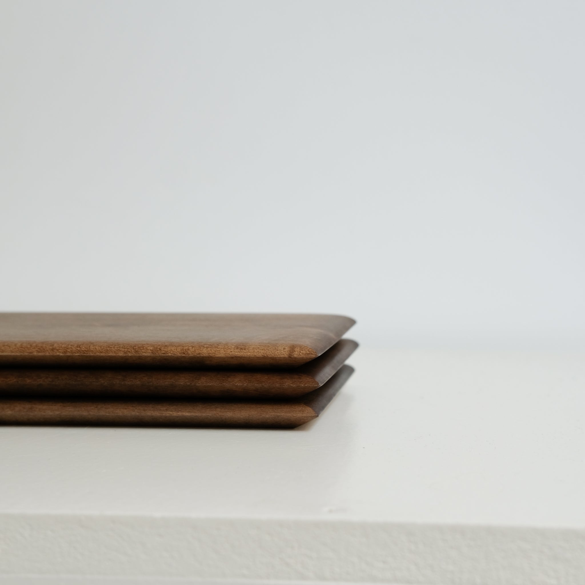 Plateau rectangulaire M en érable japonais L 34cm - marron de Yu Uchida chez Brutal Ceramics