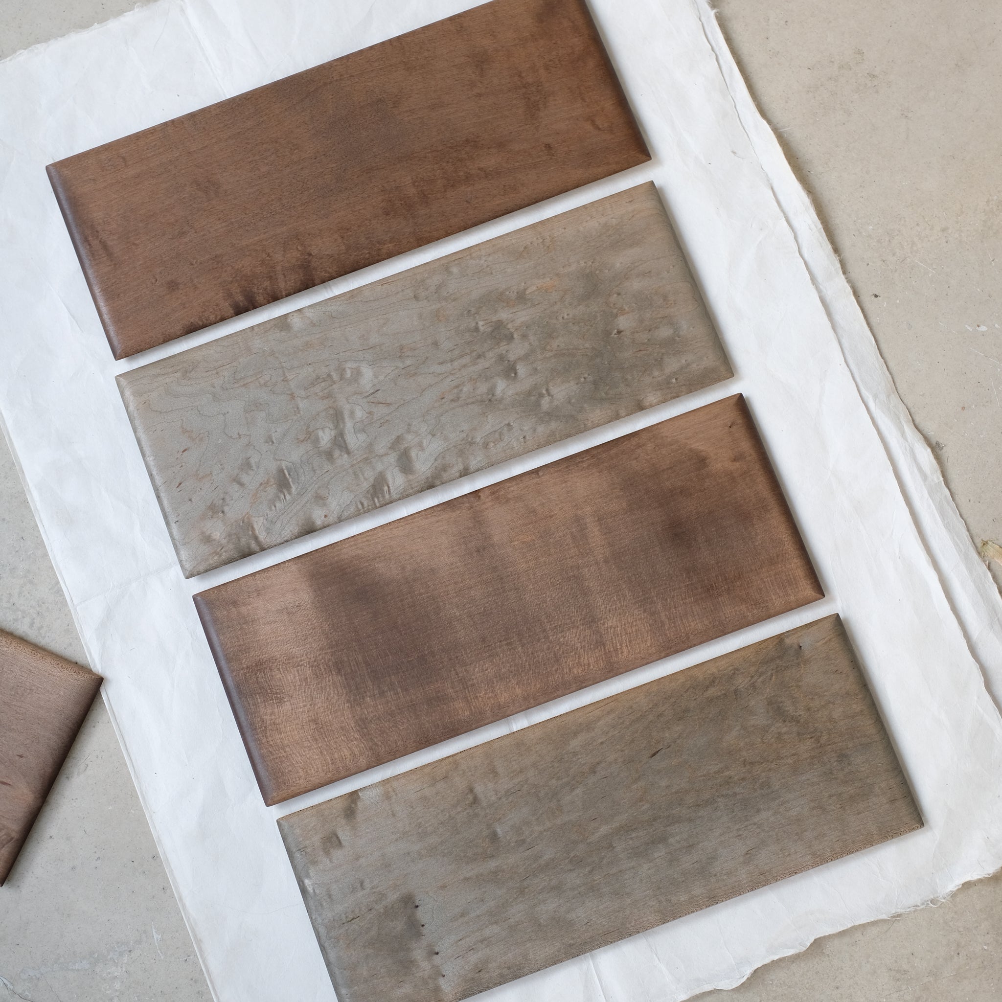 Plateau rectangulaire M en érable japonais L 34cm - marron de Yu Uchida chez Brutal Ceramics