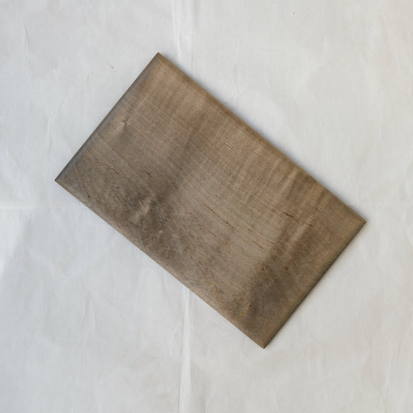 Plateau rectangulaire S en érable japonais L 26cm - gris brun de Yu Uchida chez Brutal Ceramics