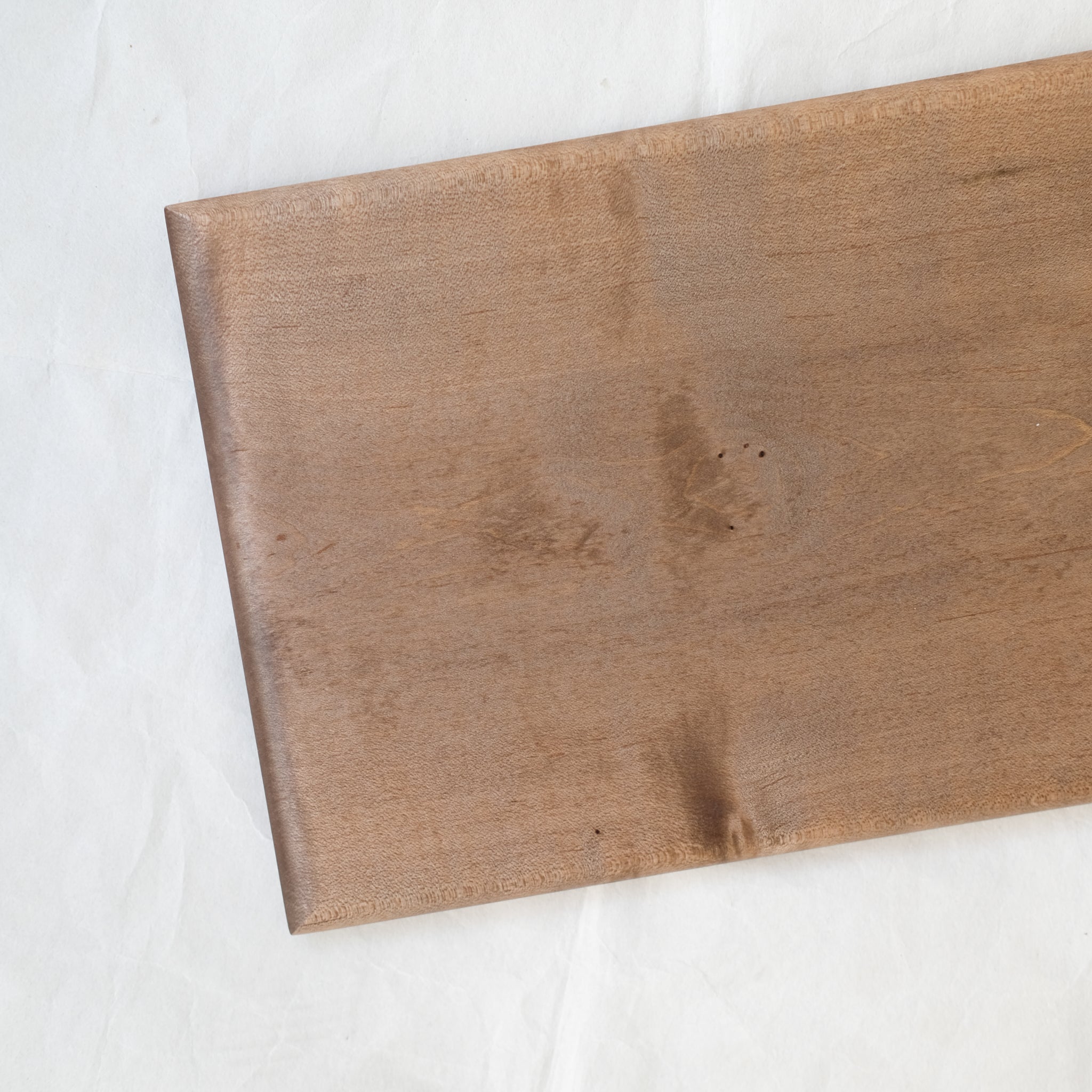 Plateau rectangulaire S en érable japonais L 26cm - marron de Yu Uchida chez Brutal Ceramics