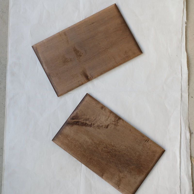 Plateau rectangulaire S en érable japonais L 26cm - marron de Yu Uchida chez Brutal Ceramics
