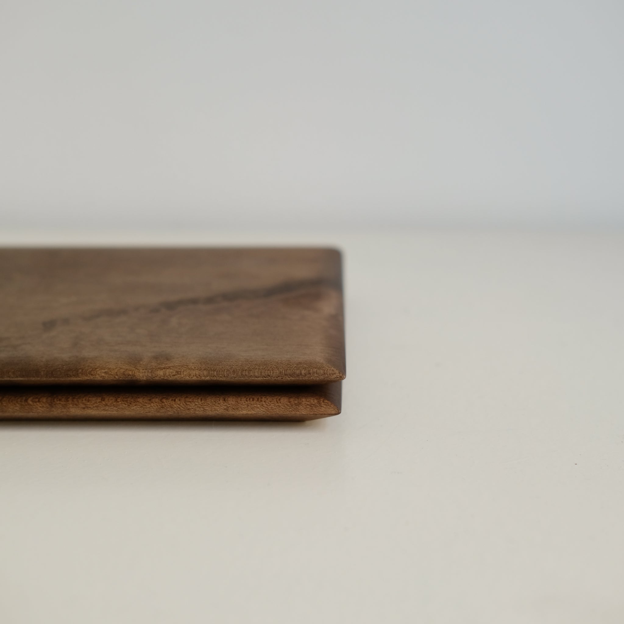Plateau rectangulaire S en érable japonais L 26cm - marron de Yu Uchida chez Brutal Ceramics