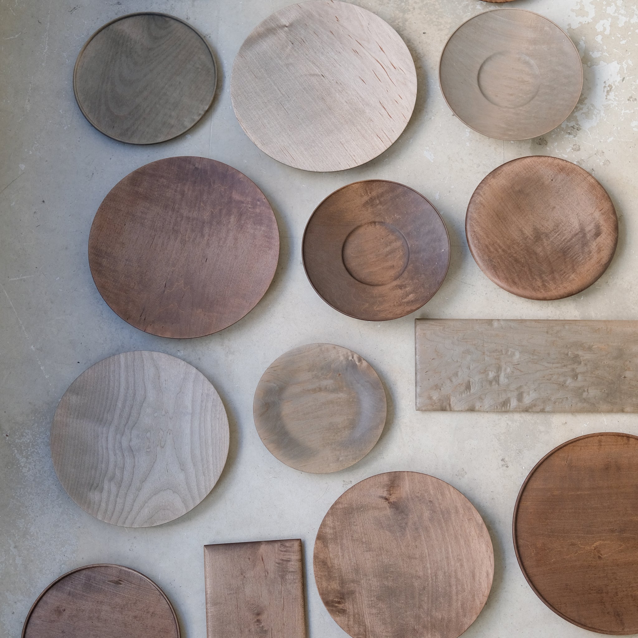 Assiette plate en érable japonais D24cm - marron de Yu Uchida chez Brutal Ceramics