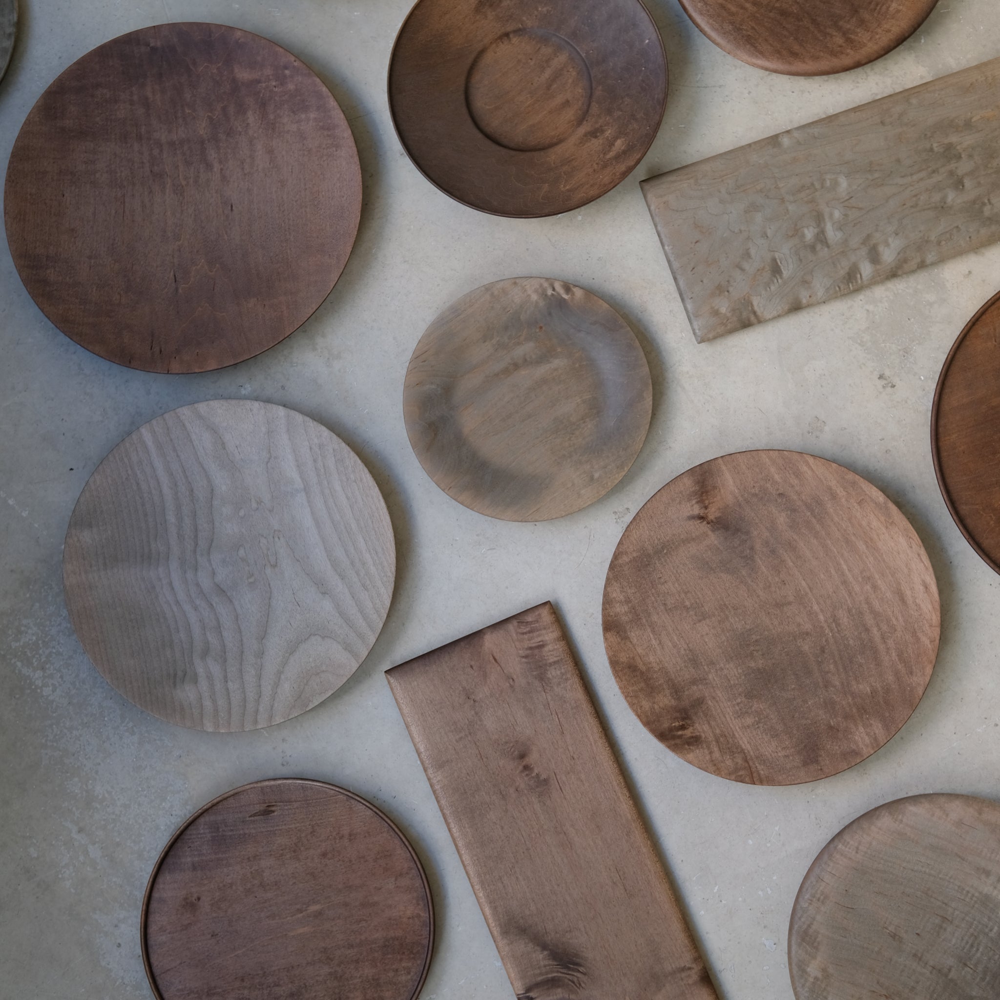 Assiette plate en érable japonais D24cm - gris brun de Yu Uchida chez Brutal Ceramics