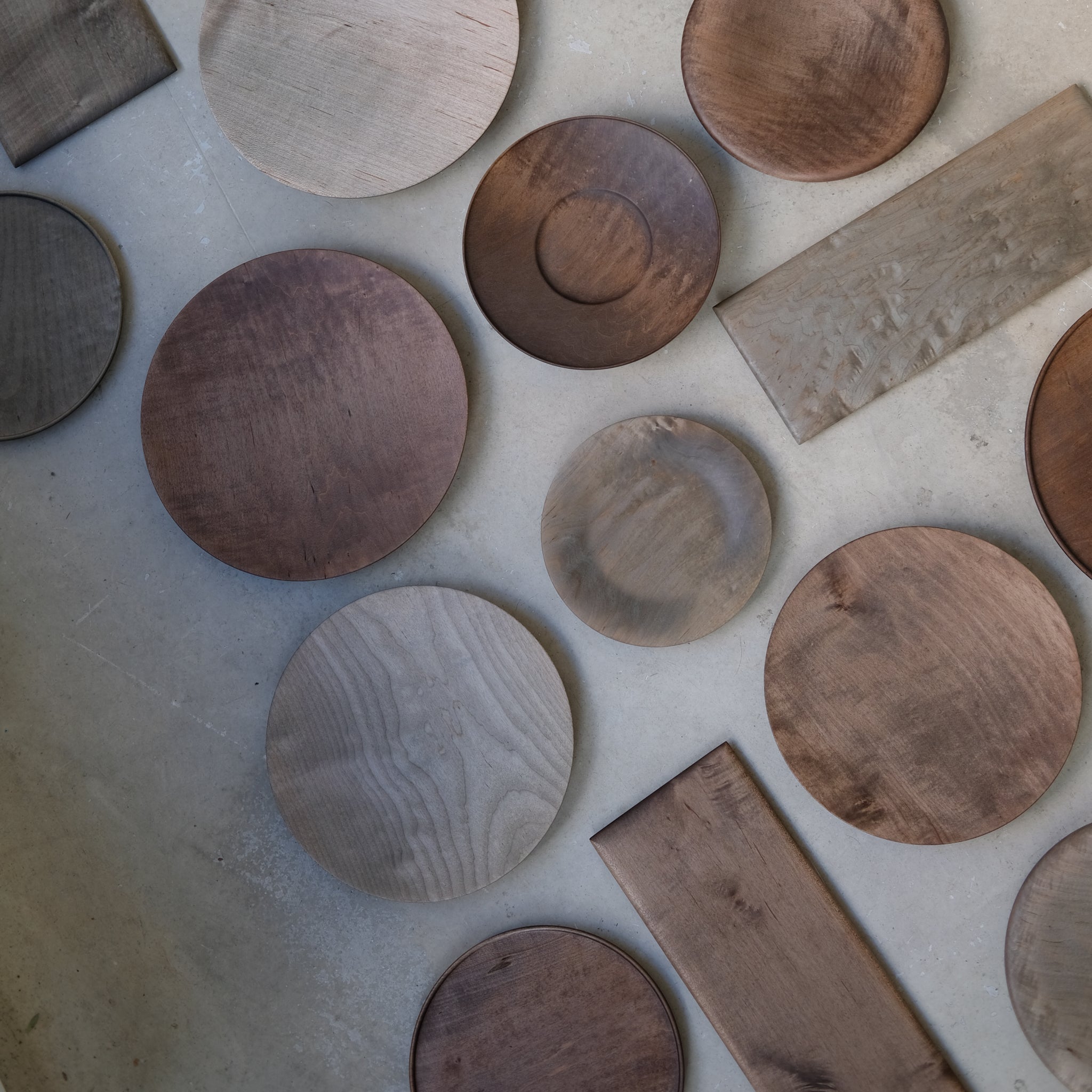 Assiette avec bords en érable japonais D18cm - marron de Yu Uchida chez Brutal Ceramics