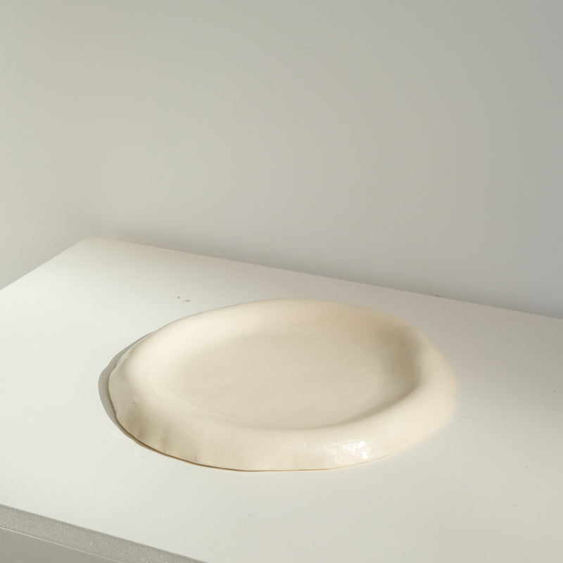 Assiette en grès sable par Jmp ceramique chez Brutal Ceramics