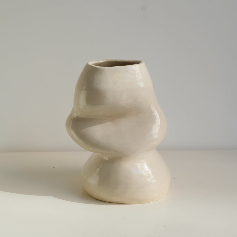 Vase 01 en grès H24cm - beige brillant par Jmp ceramique chez Brutal Ceramics