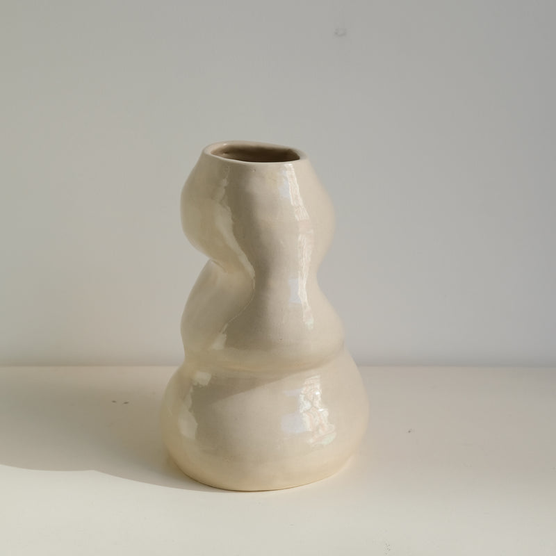 Vase 01 en grès H24cm - beige brillant par Jmp ceramique chez Brutal Ceramics