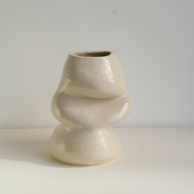 Vase 01 en grès H24cm - beige brillant par Jmp ceramique chez Brutal Ceramics