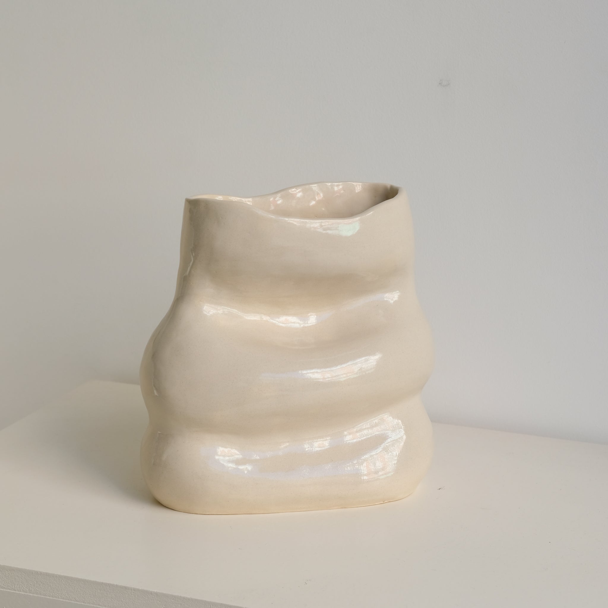 Vase 03 en grès H24cm - beige brillant par Jmp ceramique chez Brutal Ceramics