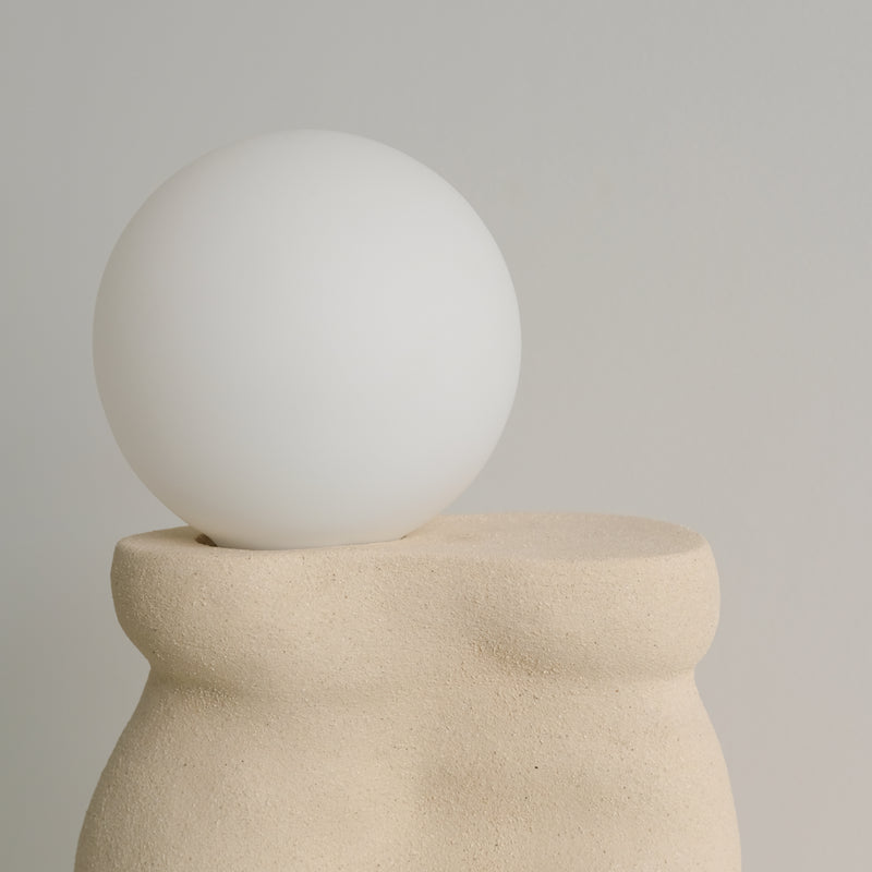 Lampe Bóia en grès H 29cm - Beige sable de Jmp ceramique chez Brutal Ceramics