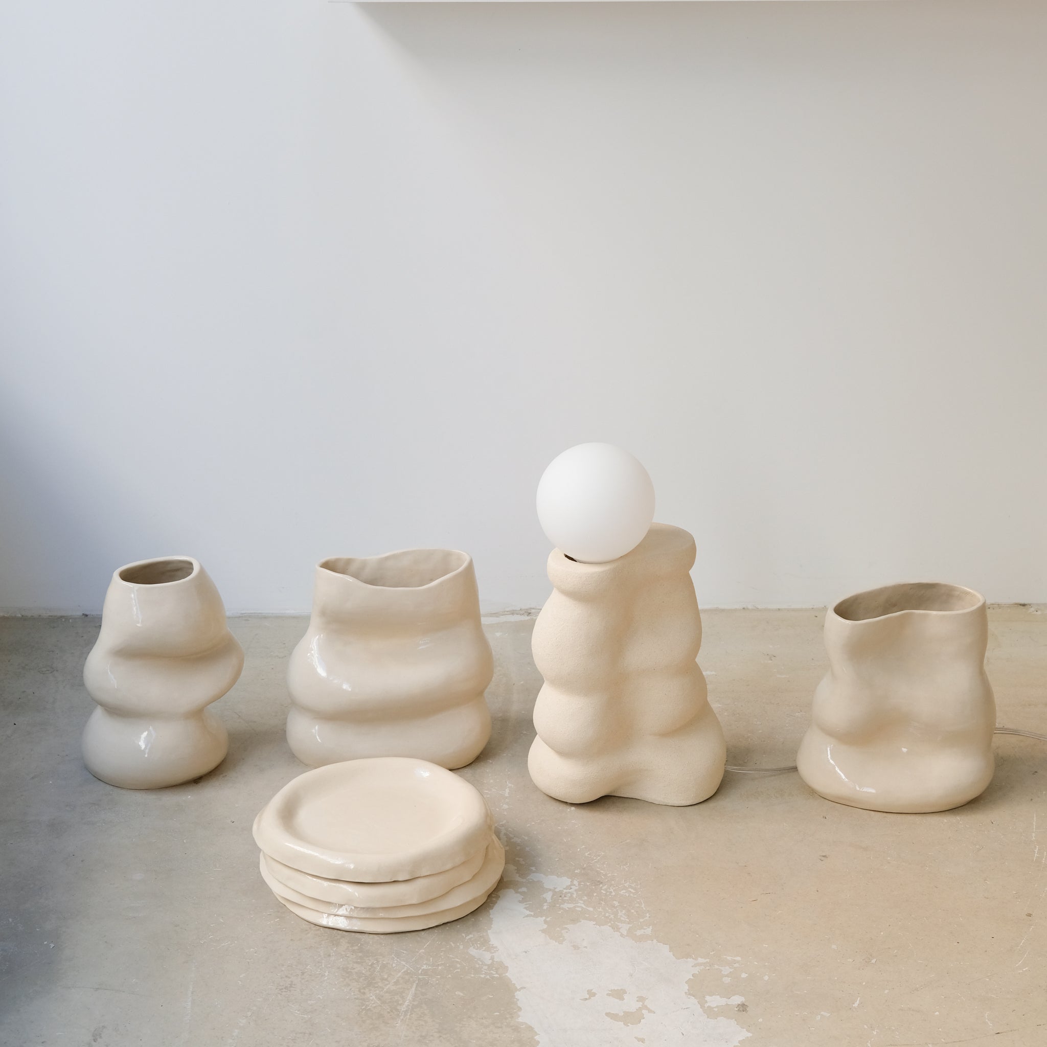 Assiette en grès sable par Jmp ceramique chez Brutal Ceramics