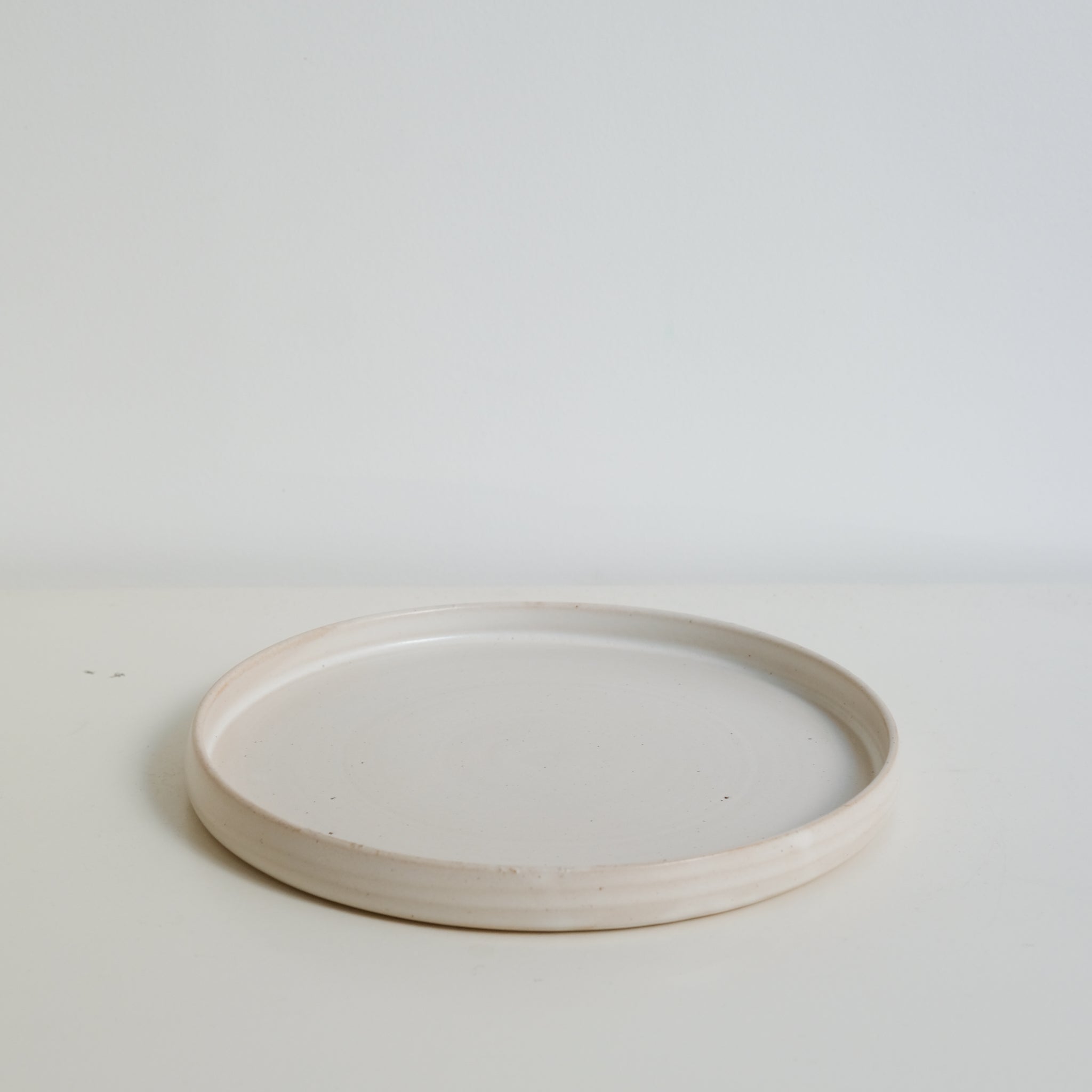 Assiette en grès D 22,5cm - Blanc satiné d'Aly Ceramics chez Brutal Ceramics