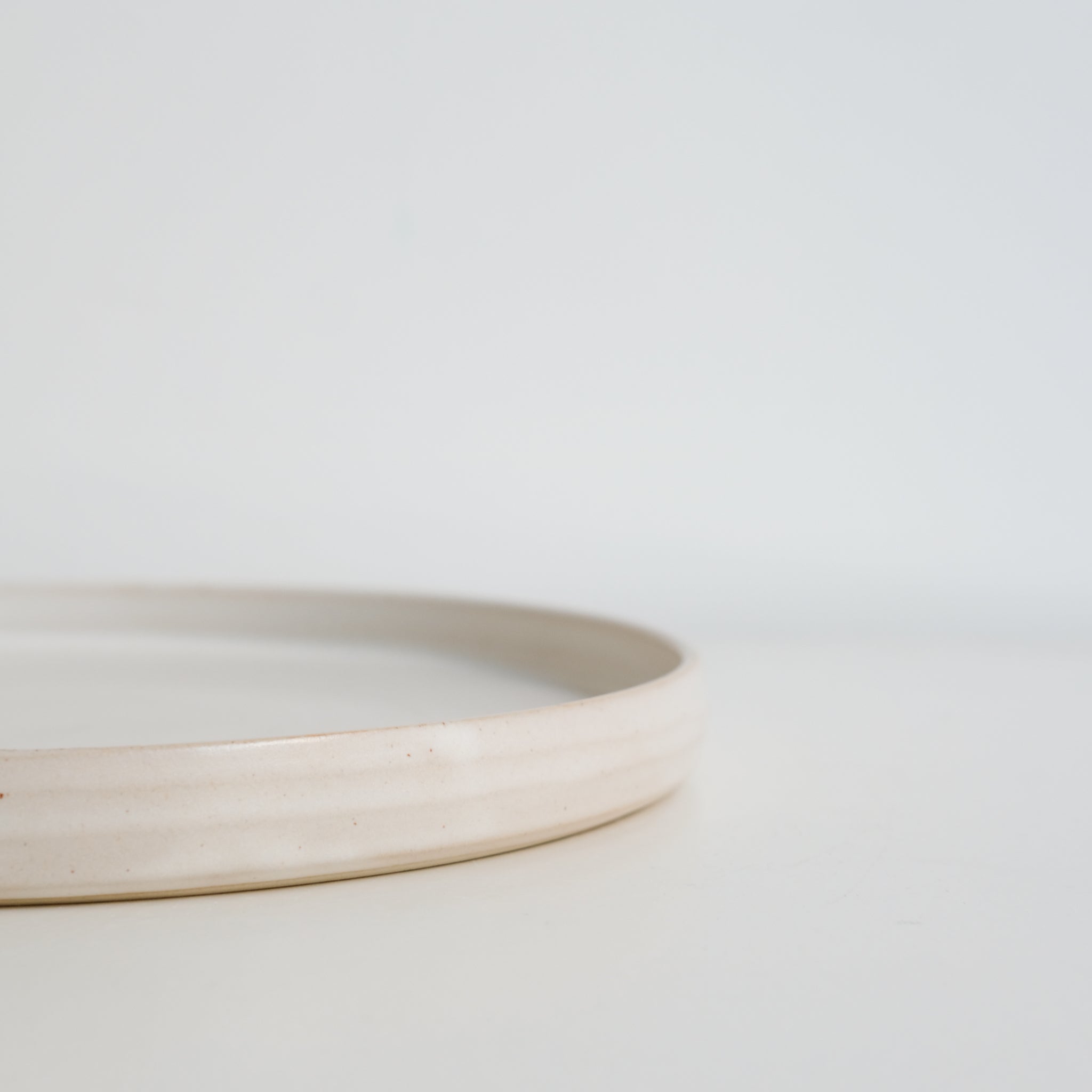Assiette en grès D 22,5cm - Blanc satiné d'Aly Ceramics chez Brutal Ceramics