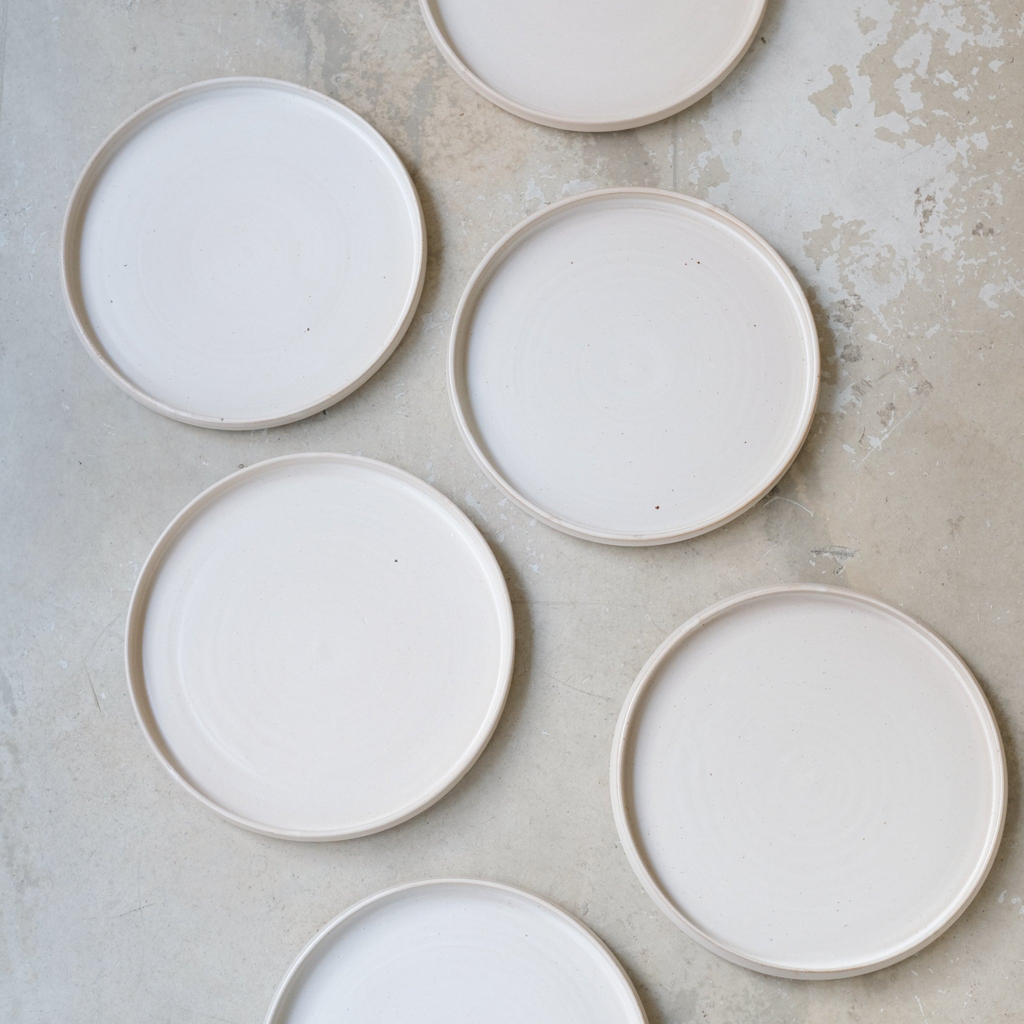 Assiette en grès D 22,5cm - Blanc satiné d'Aly Ceramics chez Brutal Ceramics