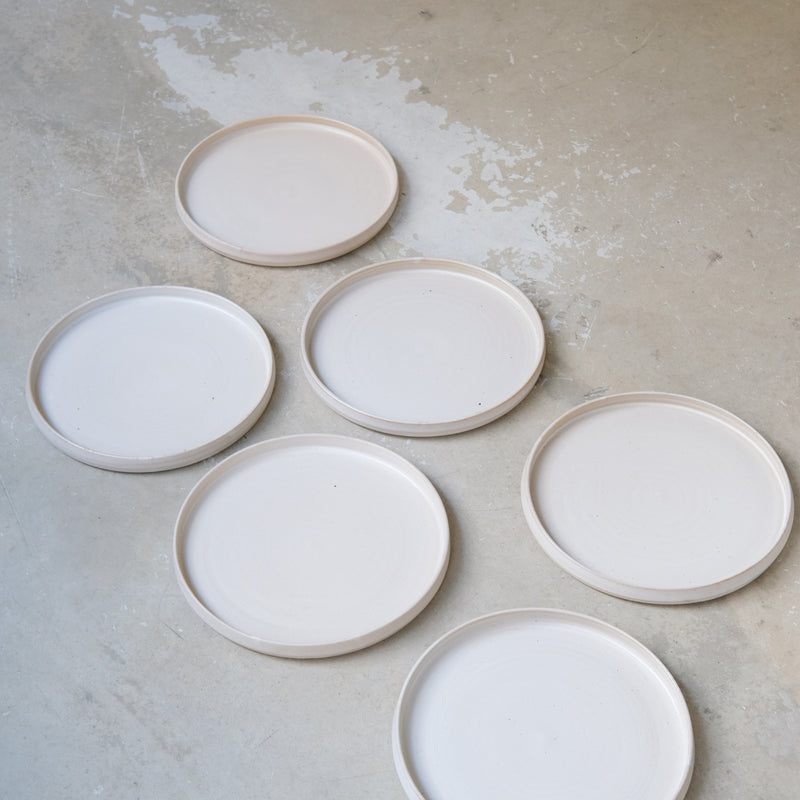 Assiette en grès D 22,5cm - Blanc satiné d'Aly Ceramics chez Brutal Ceramics