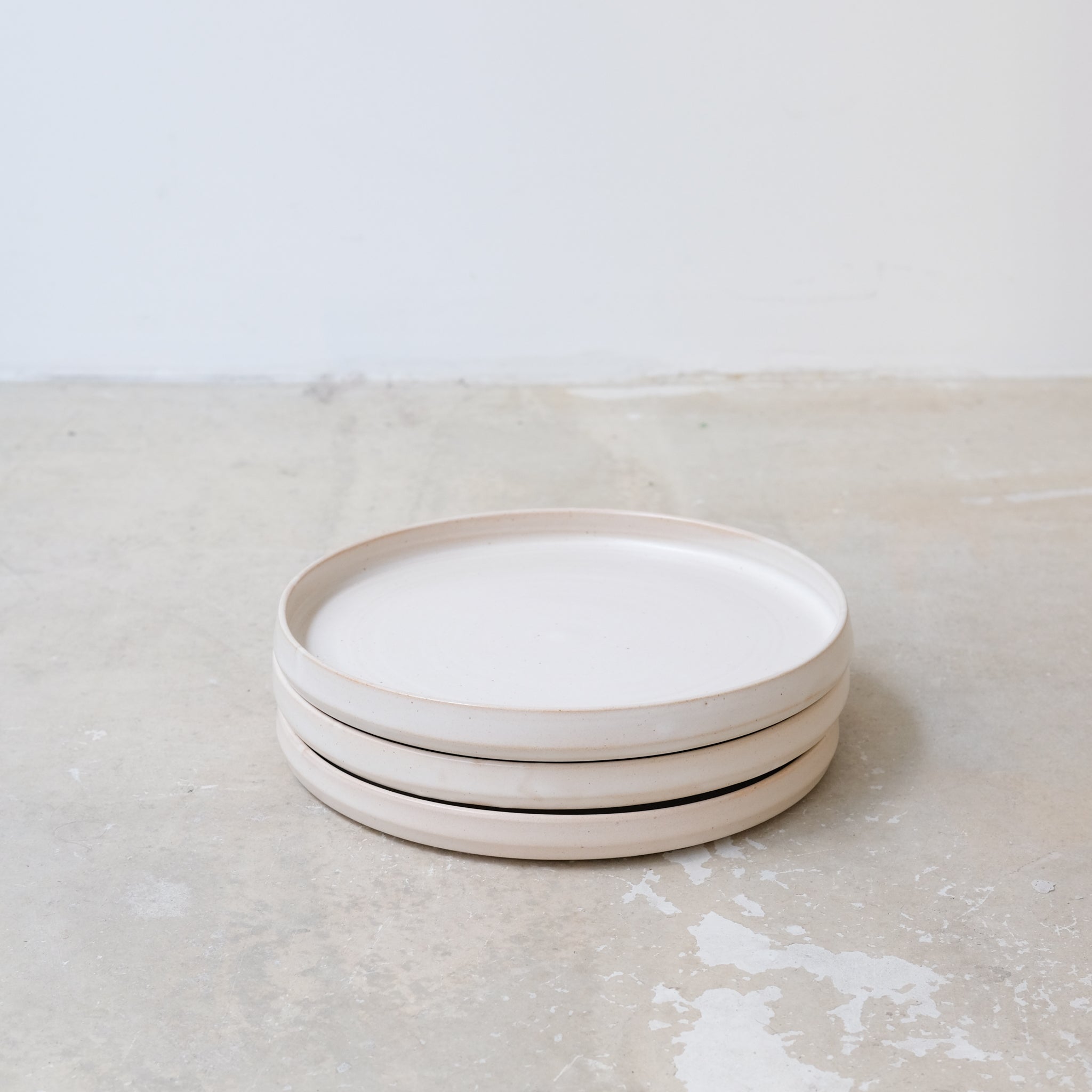 Assiette en grès D 22,5cm - Blanc satiné d'Aly Ceramics chez Brutal Ceramics