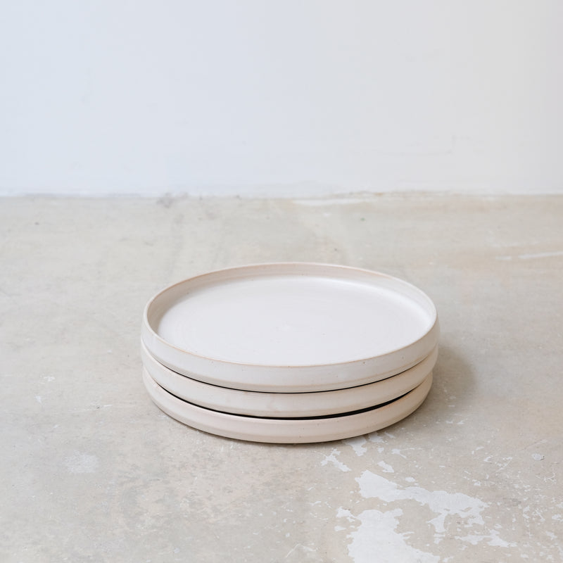 Assiette en grès D 22,5cm - Blanc satiné d'Aly Ceramics chez Brutal Ceramics