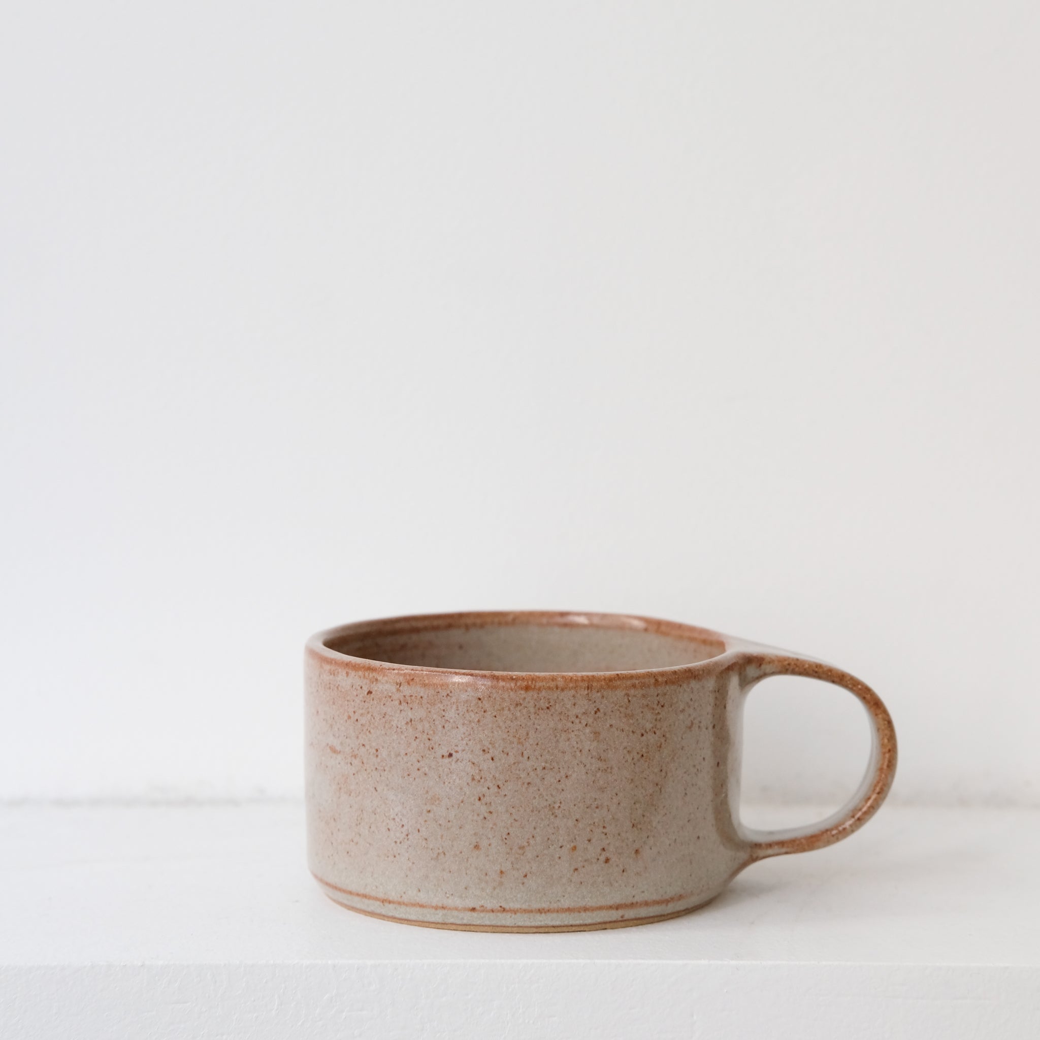 Tasse ansée en grès D 120ml - vert gris d'Aly Ceramics chez Brutal Ceramics