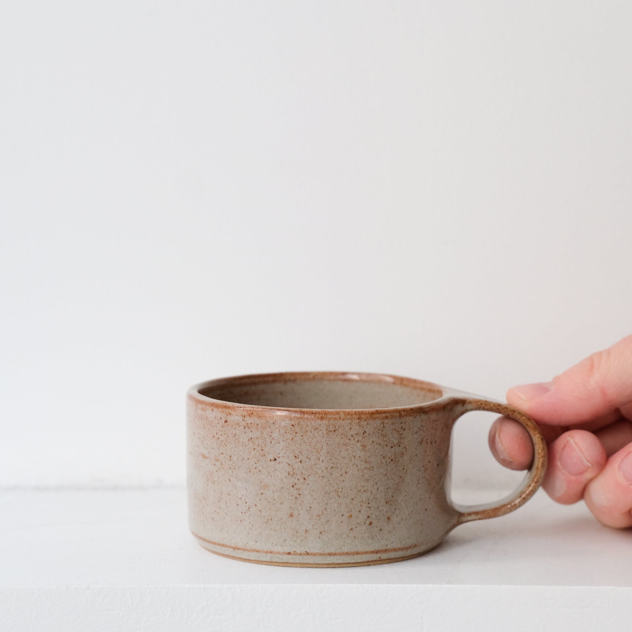 Tasse ansée en grès D 120ml - vert gris d'Aly Ceramics chez Brutal Ceramics