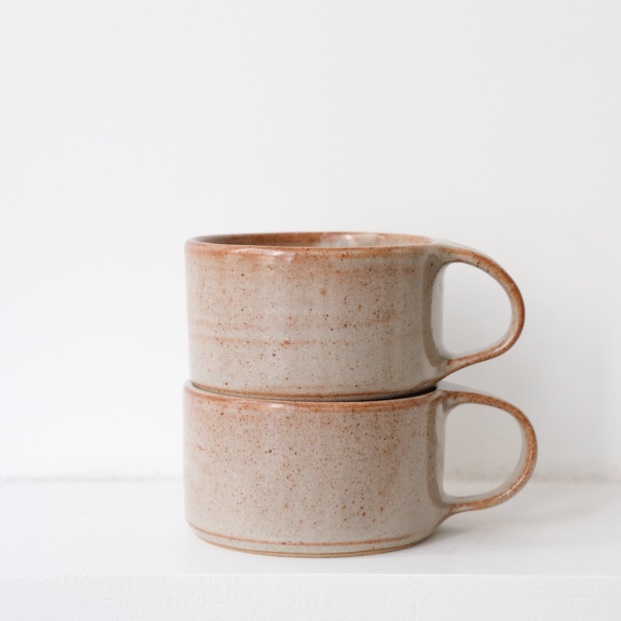 Tasse ansée en grès D 120ml - vert gris d'Aly Ceramics chez Brutal Ceramics