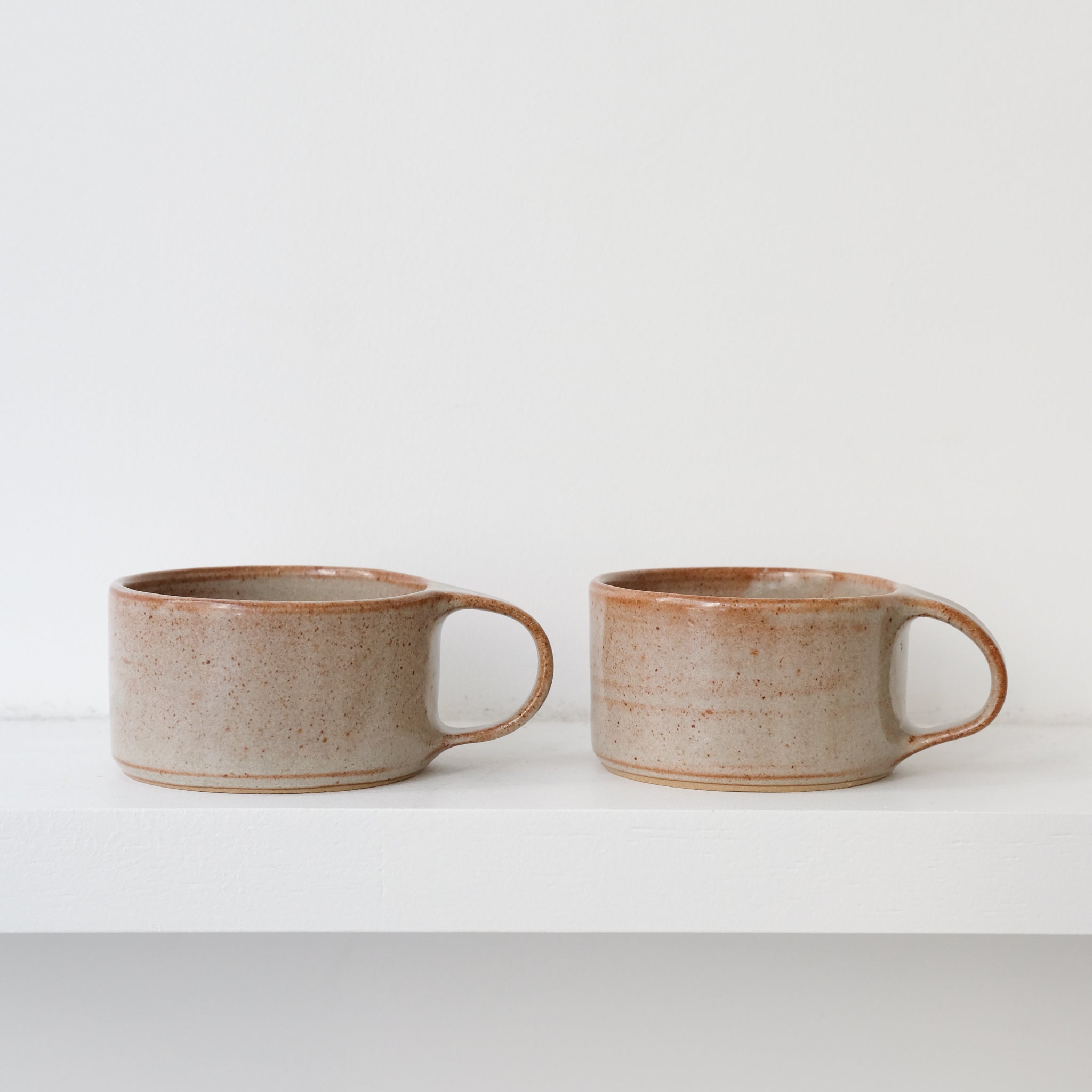 Tasse ansée en grès D 120ml - vert gris d'Aly Ceramics chez Brutal Ceramics