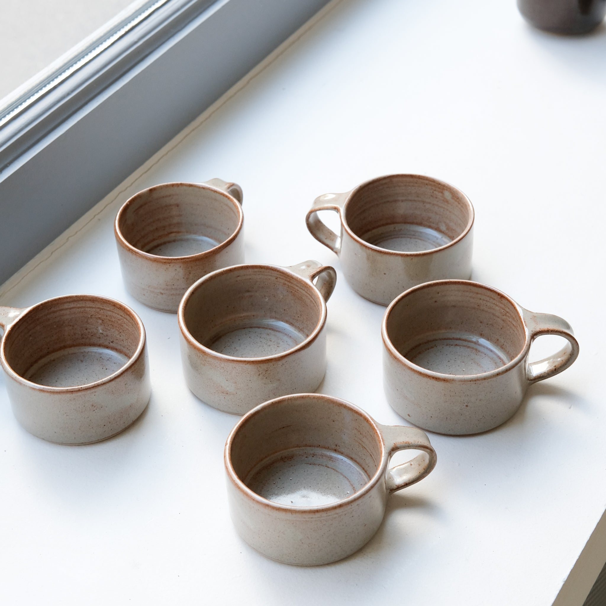 Tasse ansée en grès D 120ml - vert gris d'Aly Ceramics chez Brutal Ceramics