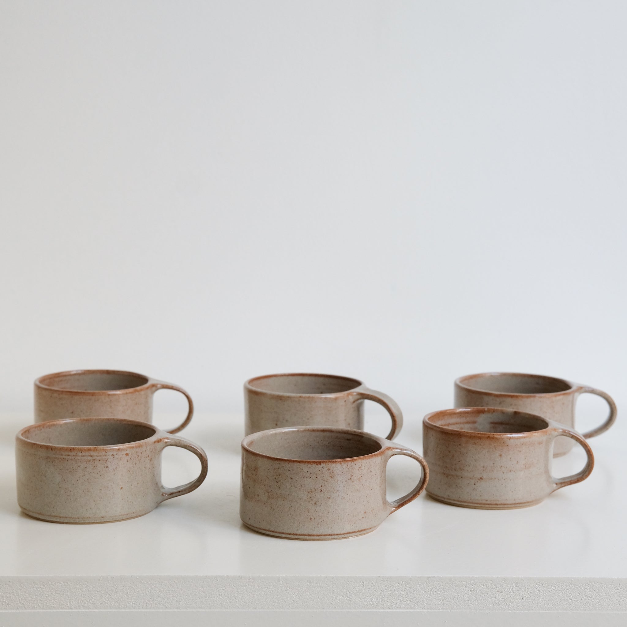 Tasse ansée en grès D 120ml - vert gris d'Aly Ceramics chez Brutal Ceramics