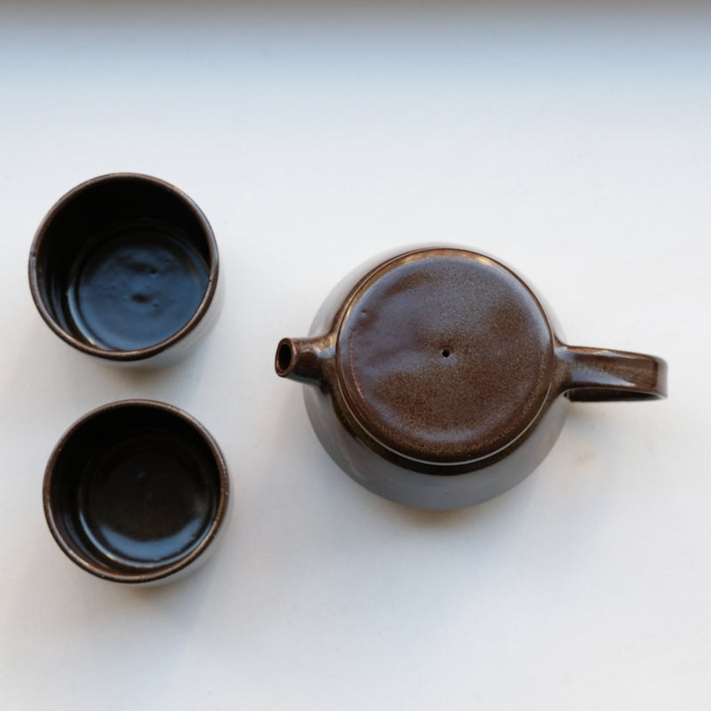 Set Théière(310ml) + 2 tasses(150ml) en grès - marron foncé d'Aly Ceramics chez Brutal Ceramics