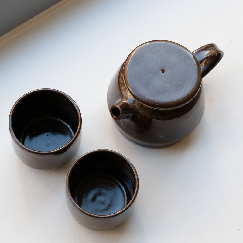 Set Théière(310ml) + 2 tasses(150ml) en grès - marron foncé d'Aly Ceramics chez Brutal Ceramics