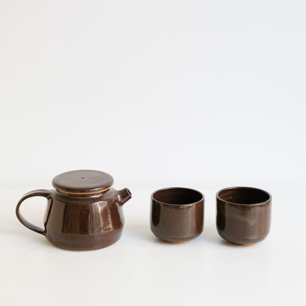 Set Théière(310ml) + 2 tasses(150ml) en grès - marron foncé d'Aly Ceramics chez Brutal Ceramics