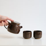 Set Théière(310ml) + 2 tasses(150ml) en grès - marron foncé d'Aly Ceramics chez Brutal Ceramics