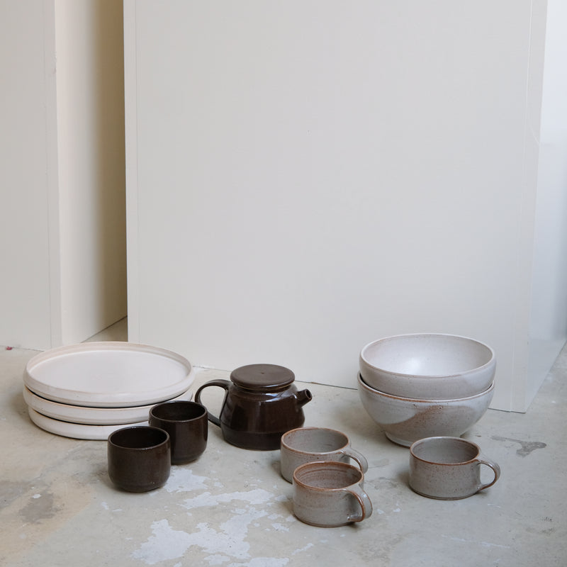 Set Théière(310ml) + 2 tasses(150ml) en grès - marron foncé d'Aly Ceramics chez Brutal Ceramics