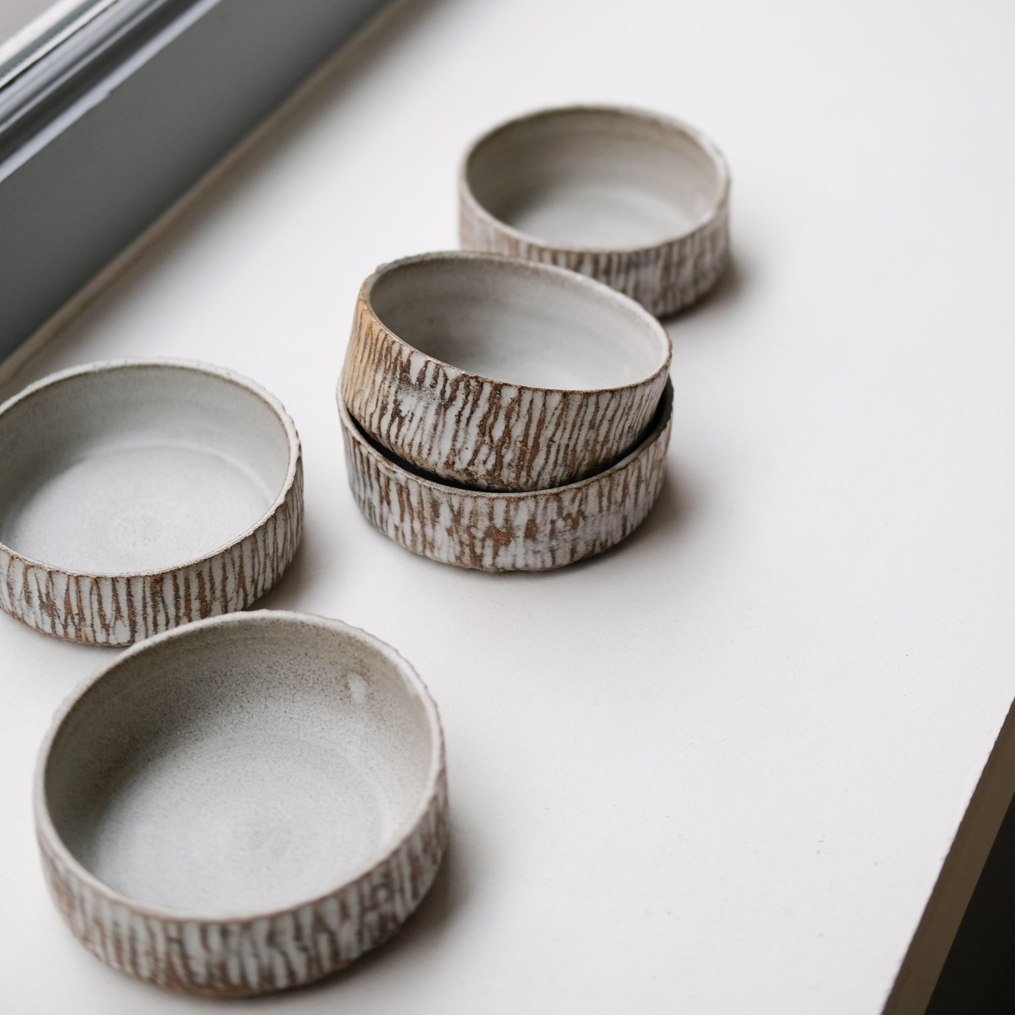 Bol en grès D 11cm - blanc gravé par Antonia Maria chez Brutal Ceramics
