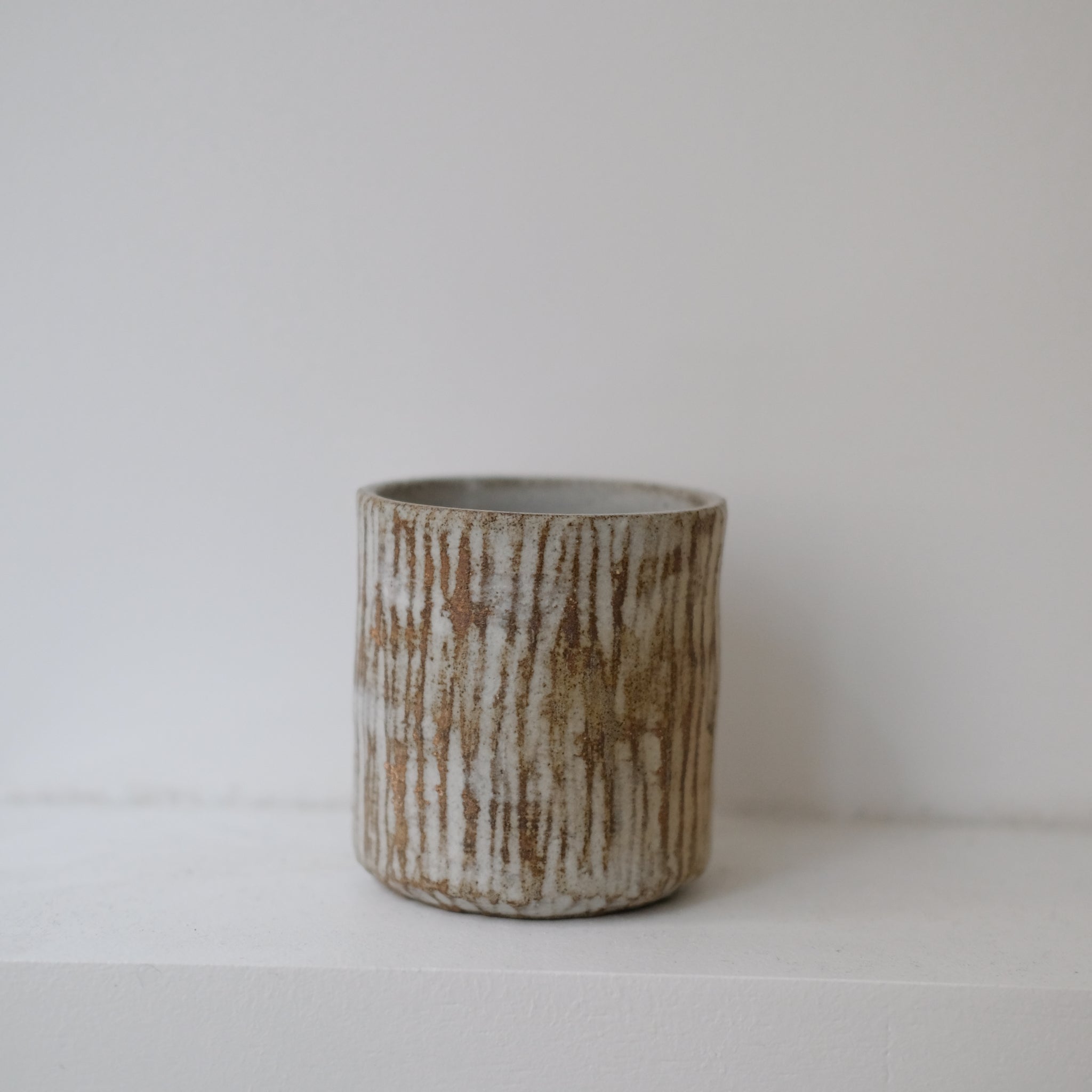 Tasse en grès 280ml - blanc gravé par Antonia Maria chez Brutal Ceramics