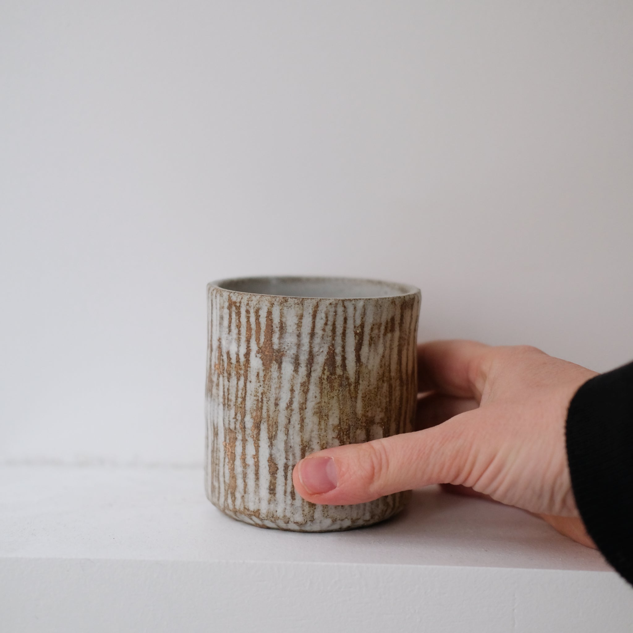 Tasse en grès 280ml - blanc gravé par Antonia Maria chez Brutal Ceramics