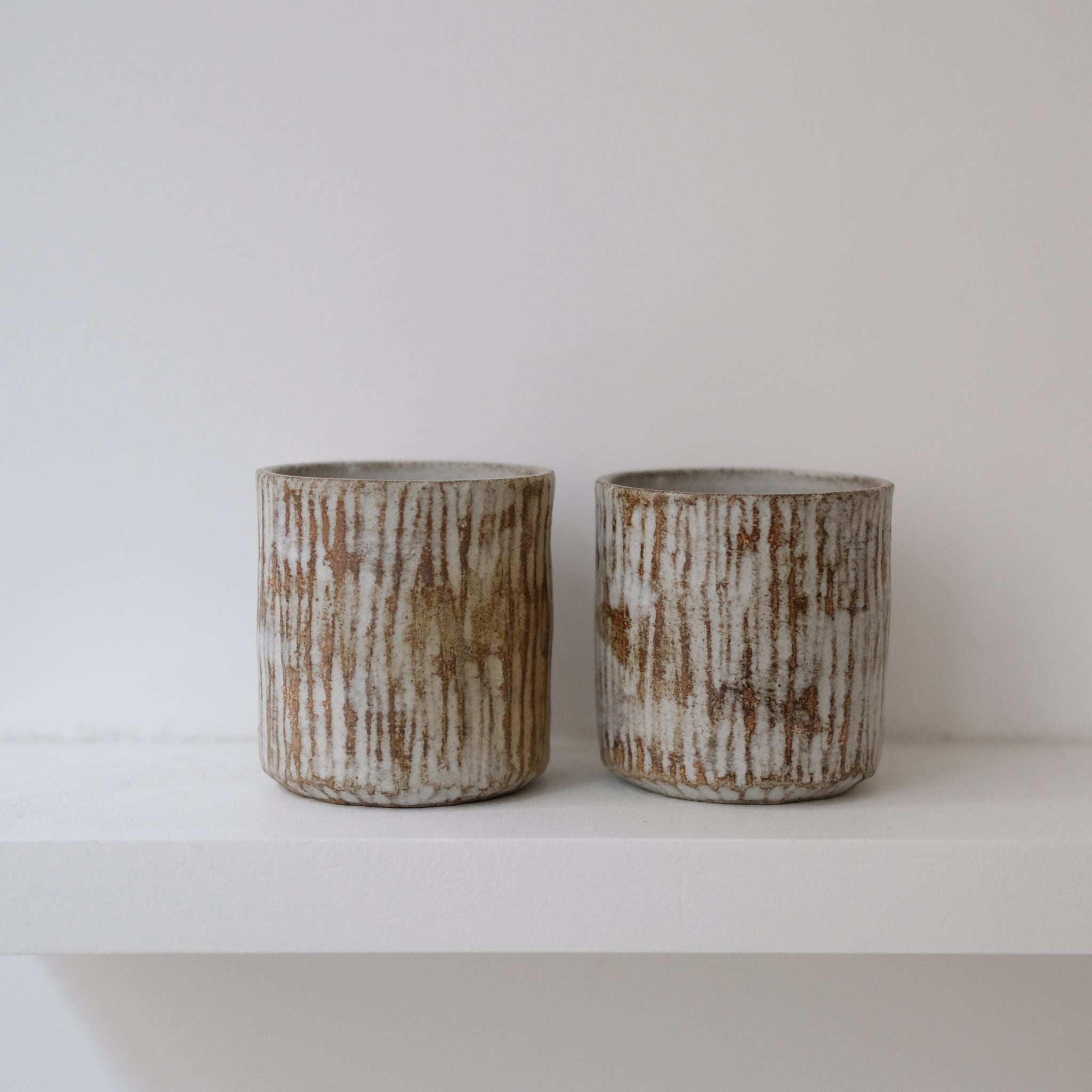 Tasse en grès 280ml - blanc gravé par Antonia Maria chez Brutal Ceramics