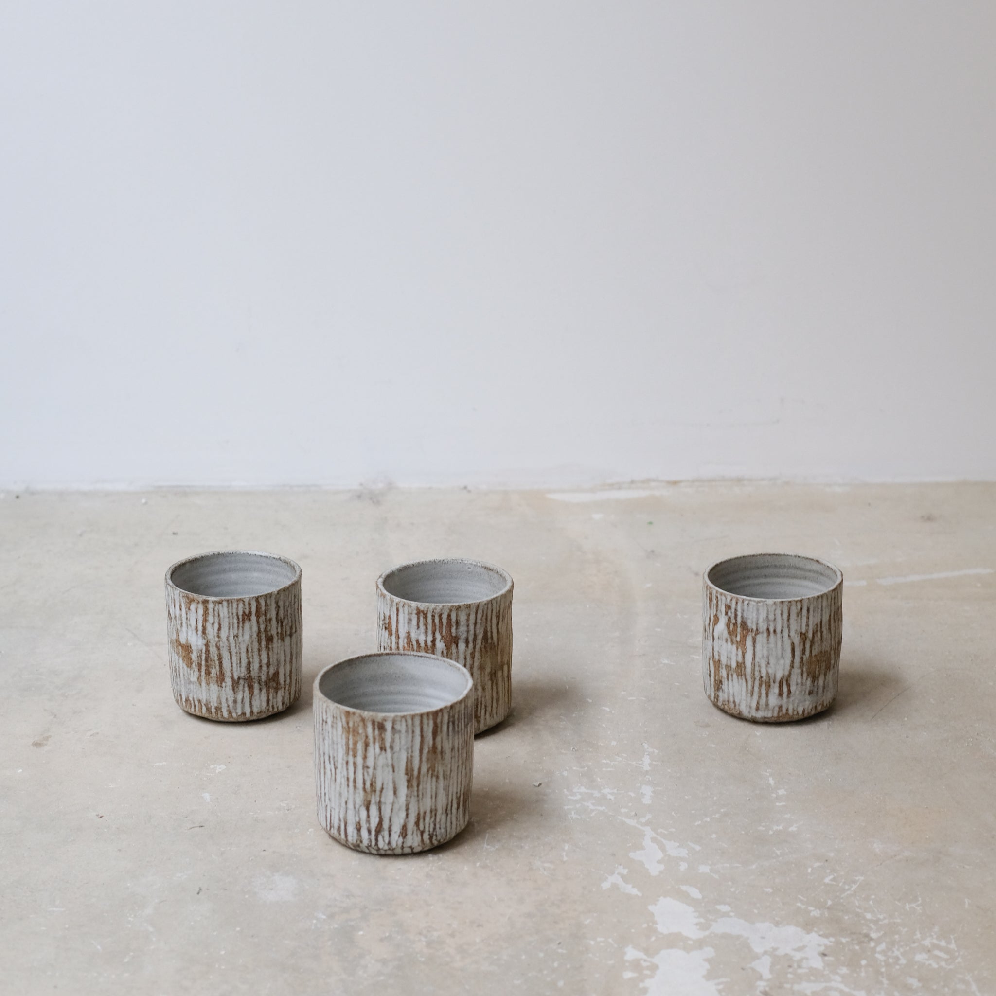 Tasse en grès 280ml - blanc gravé par Antonia Maria chez Brutal Ceramics