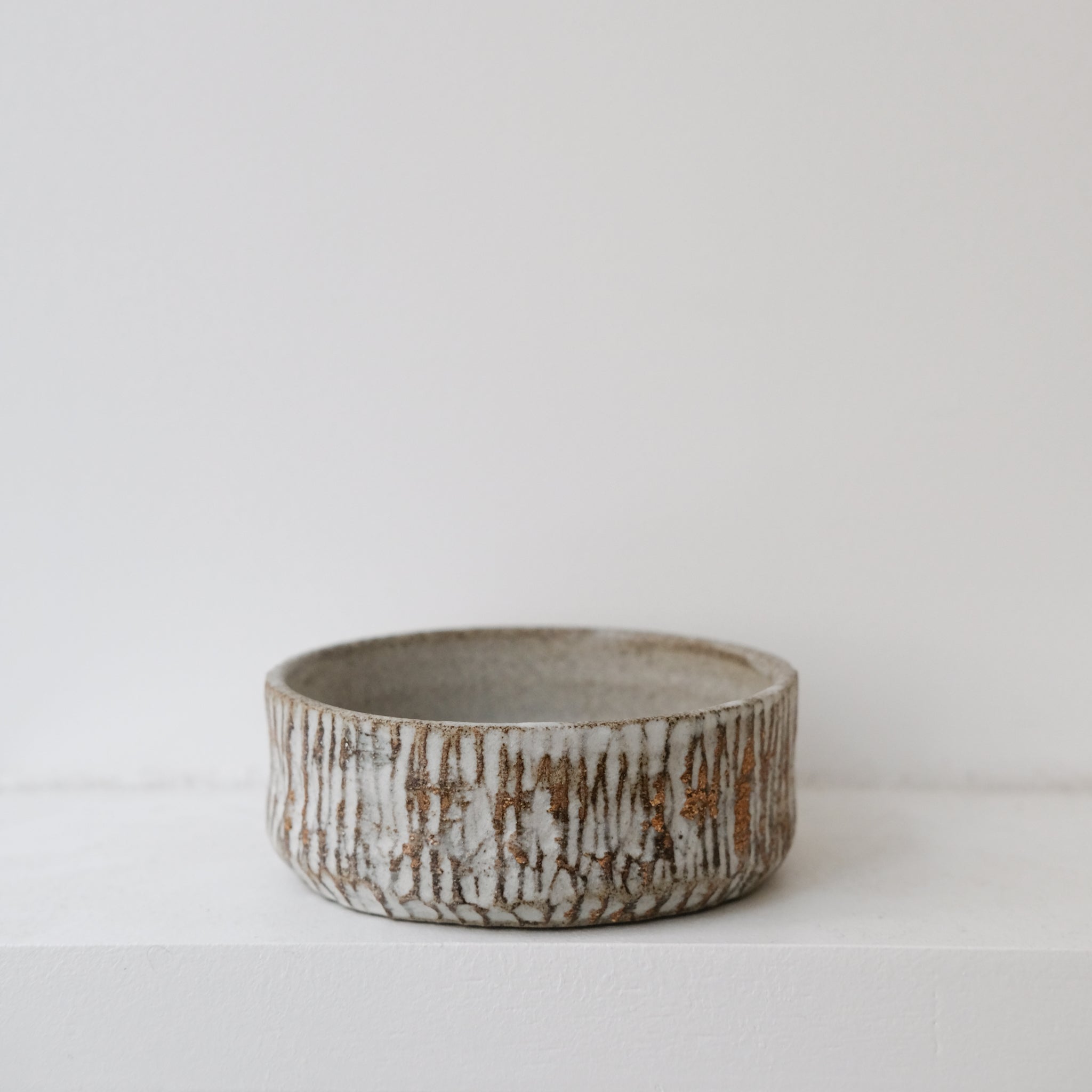 Bol en grès D 11cm - blanc gravé par Antonia Maria chez Brutal Ceramics