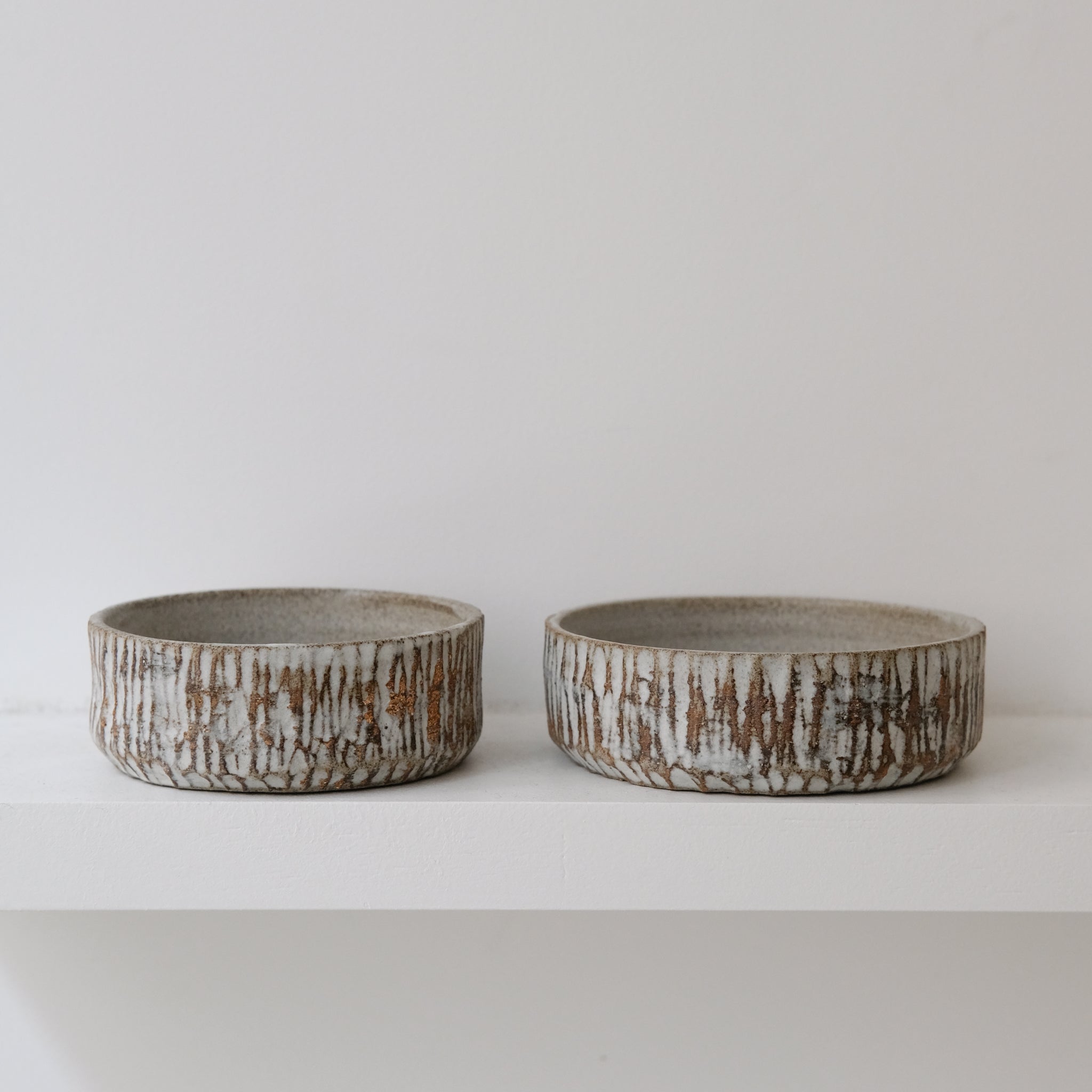 Bol en grès D 11cm - blanc gravé par Antonia Maria chez Brutal Ceramics
