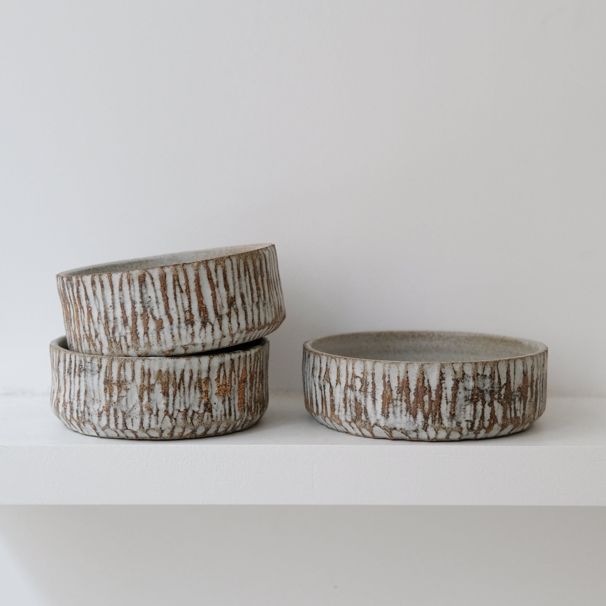 Bol en grès D 11cm - blanc gravé par Antonia Maria chez Brutal Ceramics