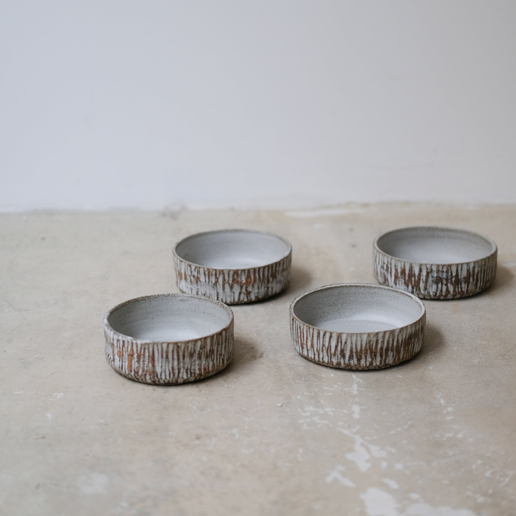 Bol en grès D 11cm - blanc gravé par Antonia Maria chez Brutal Ceramics