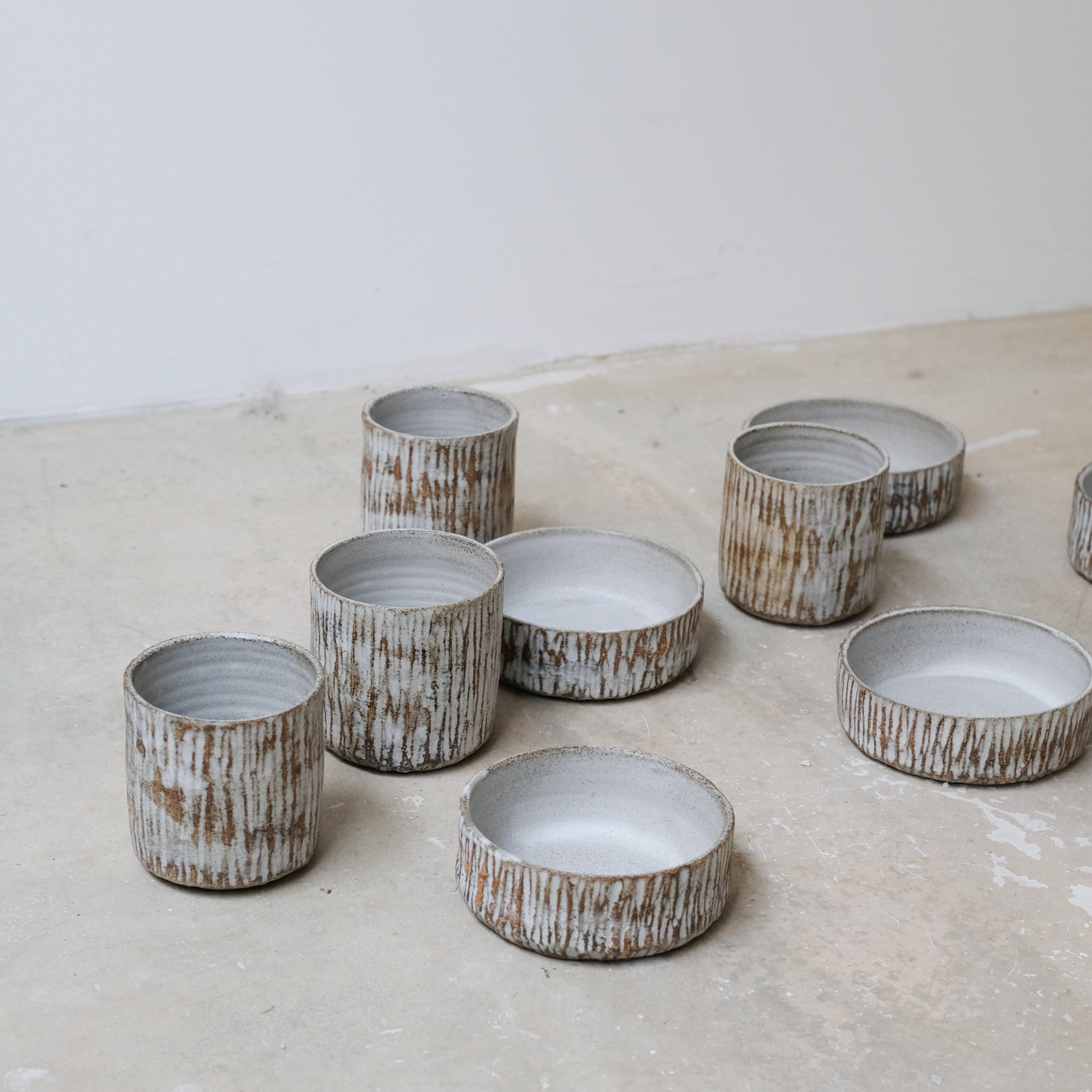 Tasse en grès 280ml - blanc gravé par Antonia Maria chez Brutal Ceramics